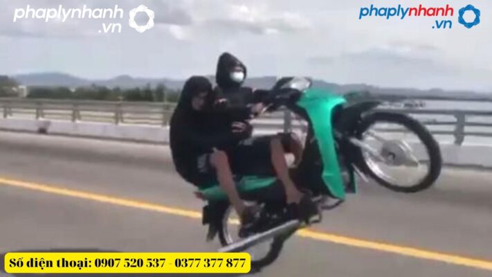 Bốc đầu xe máy bị phạt bao nhiêu? 1 bốc đầu xe máy-tư vấn, hỗ trợ pháp lý nhanh