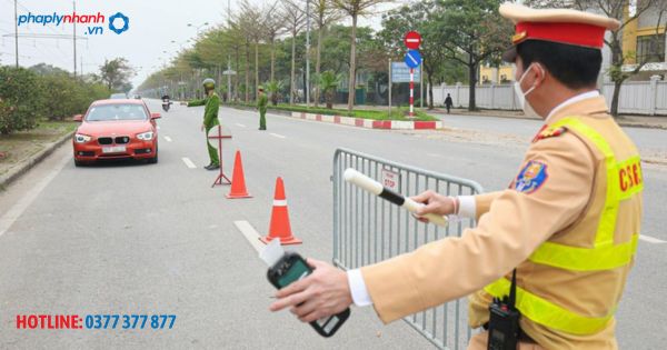 CSGT được dừng xe trong trường hợp nào từ năm 2023? 1 CSGT được phép dừng xe trong trường hợp nào - PHAPLYNHANH.VN